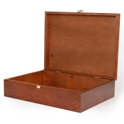 Elegancka, brązowa skrzynka drewniana premium przeznaczona do przechowywania lub pakowania. Gabaryty opakowania wynoszą 40x30x10 cm.