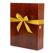 Drewniana skrzynka premium, brązowa, o wymiarach 40x30x10 cm obwiązana złotą wstążką