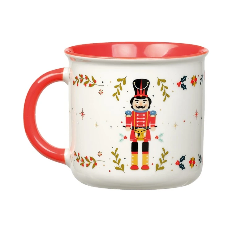świąteczny kubek ceramiczny z czerwonym uchem i wzorem dziadka do orzechów