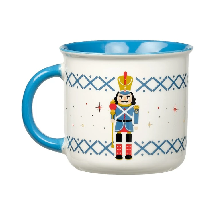 świąteczny kubek ceramiczny z niebieskim uchem i grafiką dziadka do orzechów